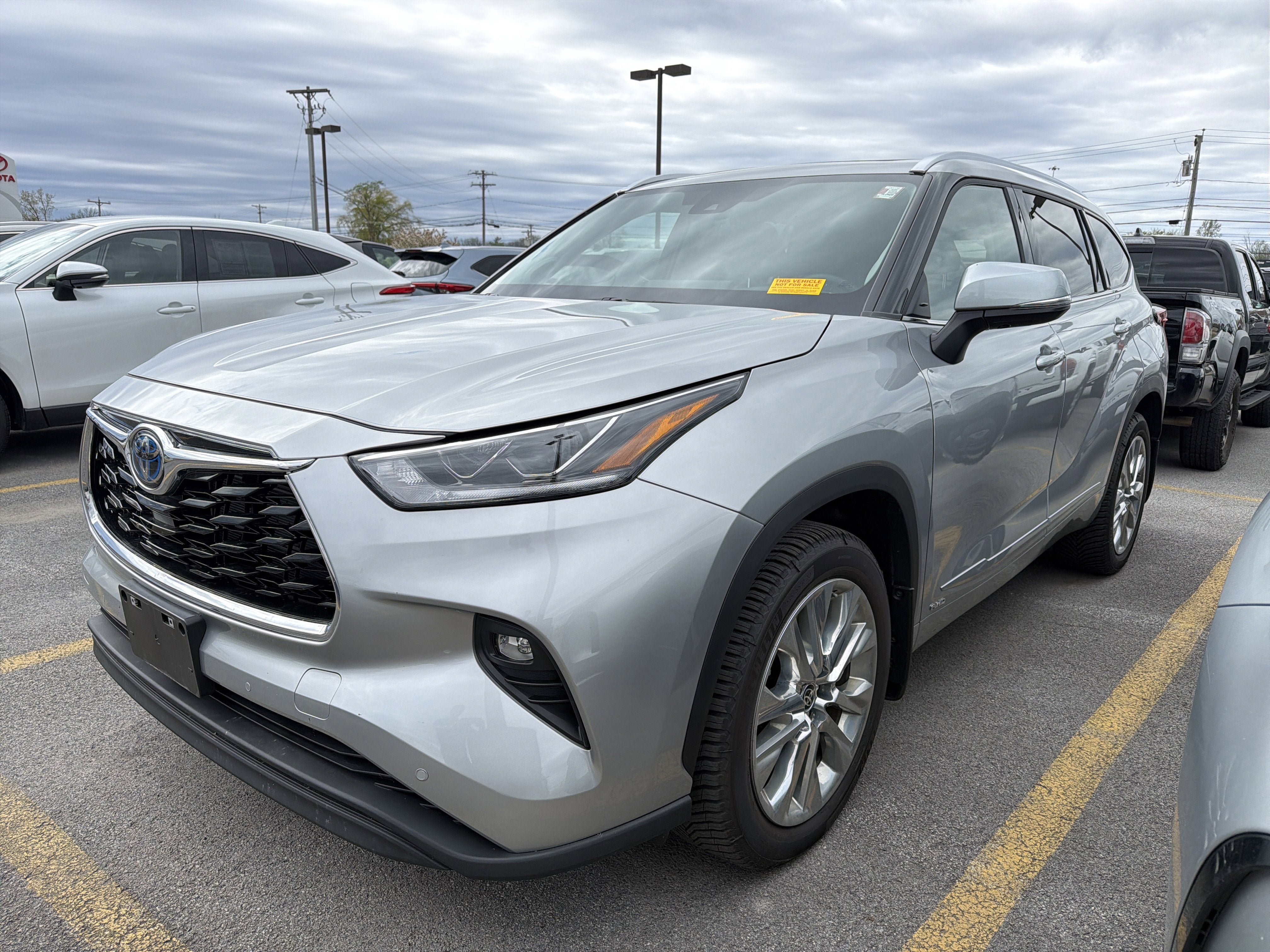 Used 2023 Toyota Highlander Limited AWD/4WD image 4