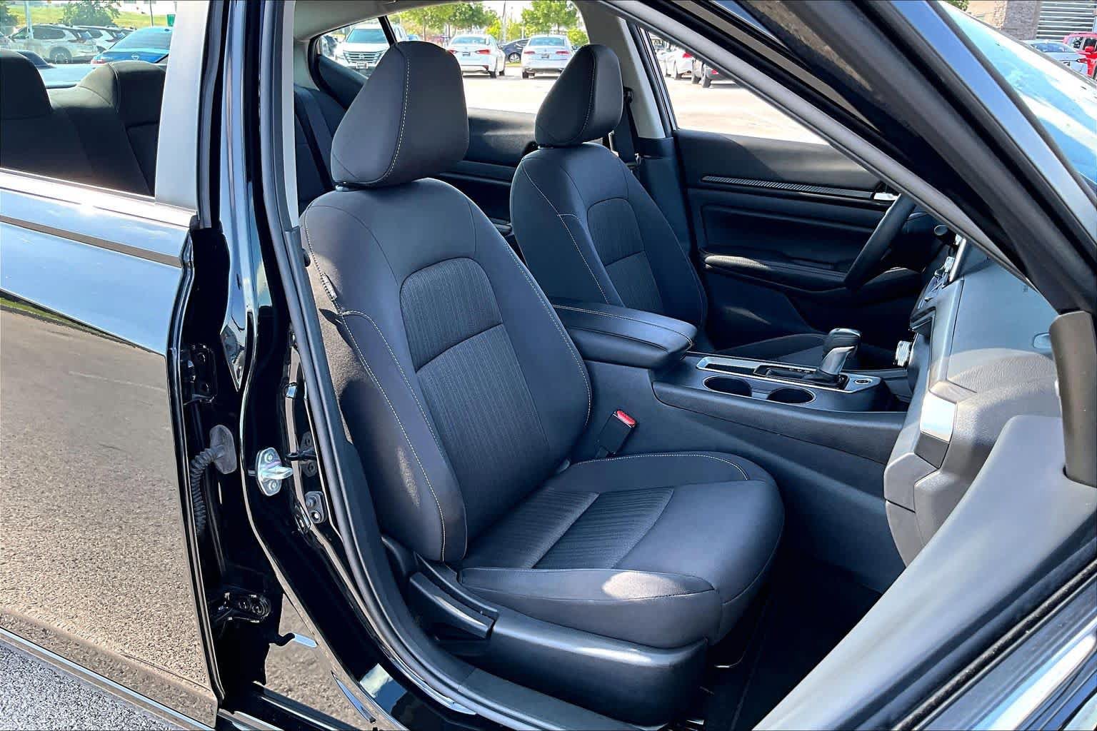 Used 2025 Nissan Altima 2.5 SV FWD image 9