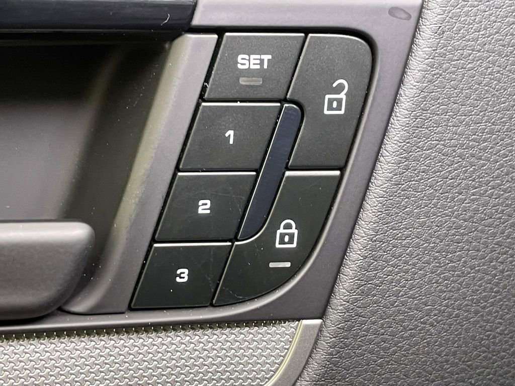 Used 2025 Porsche Cayenne S image 37