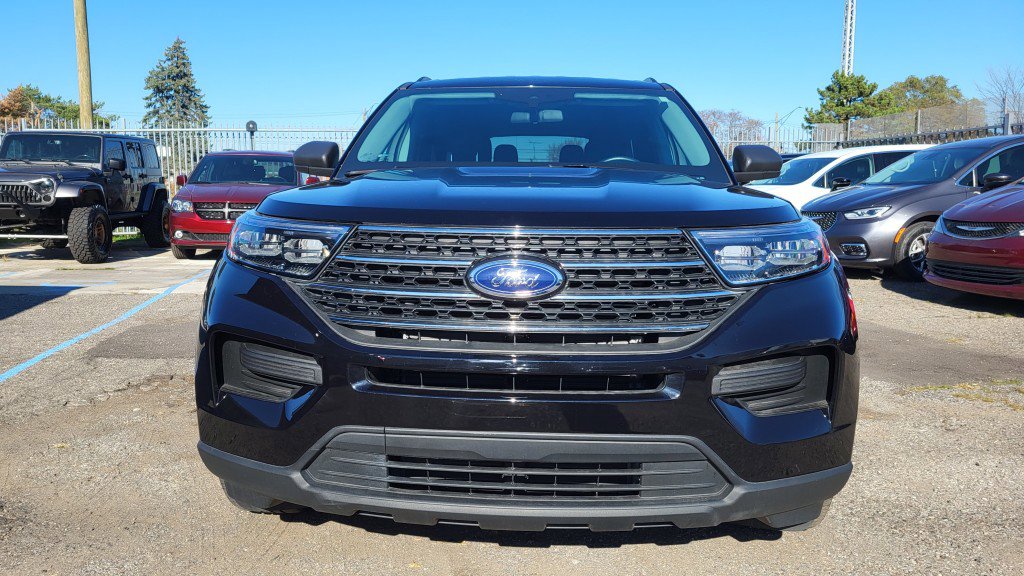 Used 2022 Ford Explorer XLT image 3