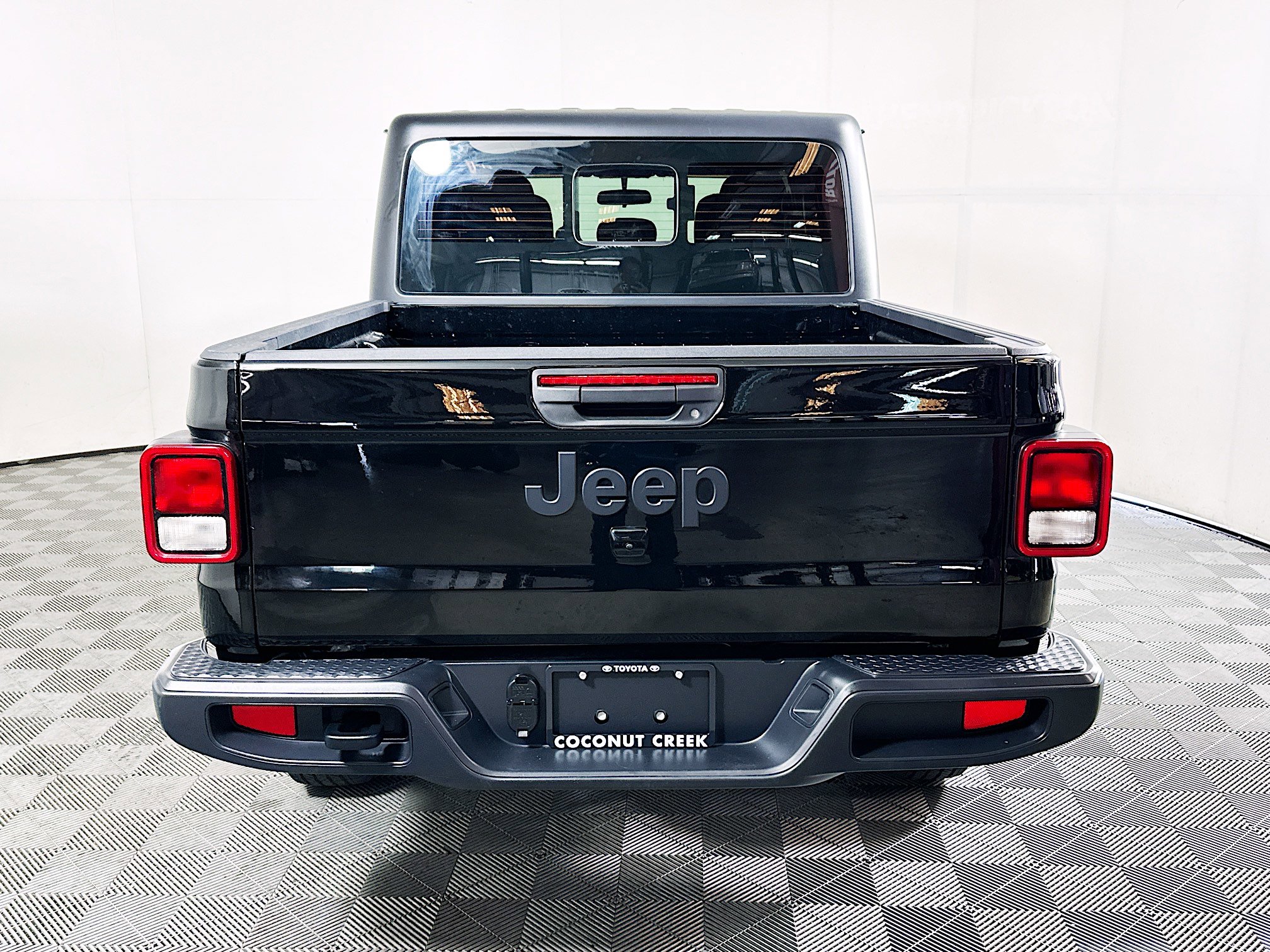 Used 2025 Jeep Gladiator Sport AWD/4WD image 4