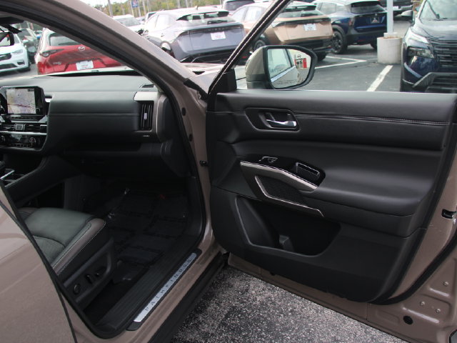 Certified 2025 Nissan Pathfinder Platinum AWD/4WD image 33