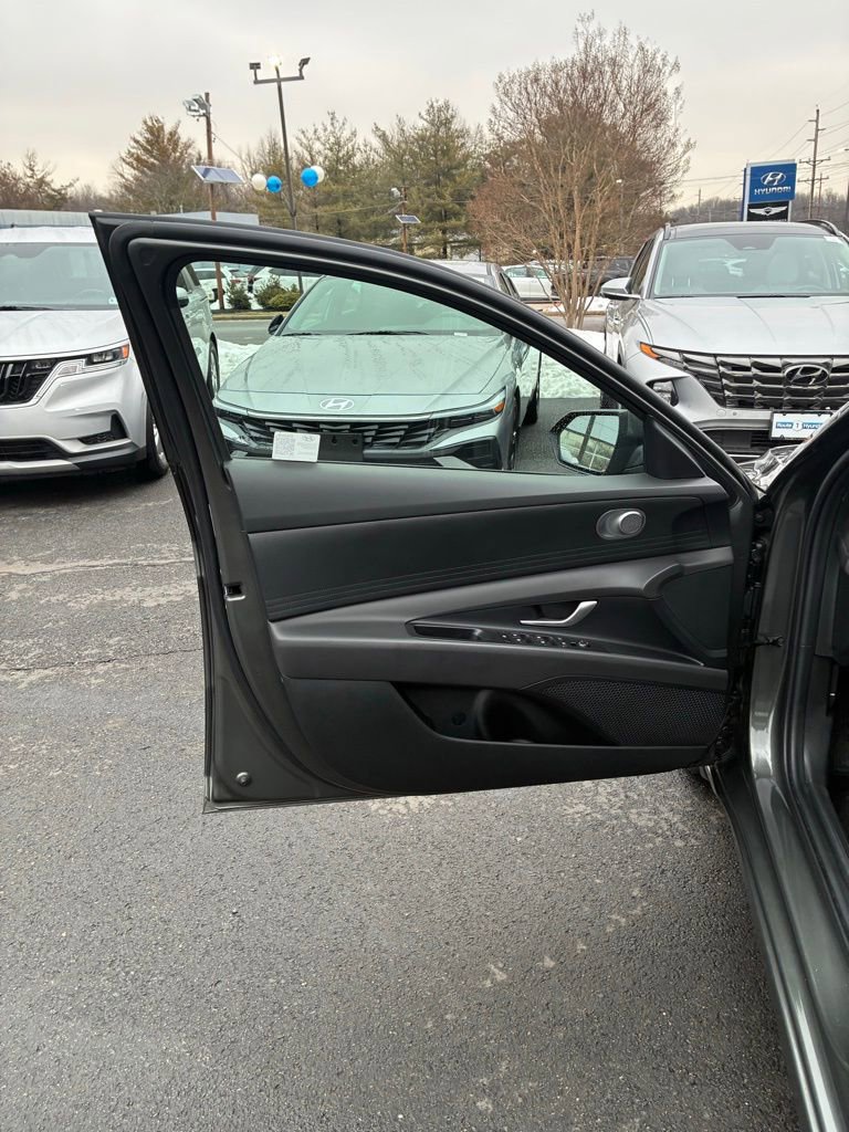 Used 2024 Hyundai Elantra SE image 39