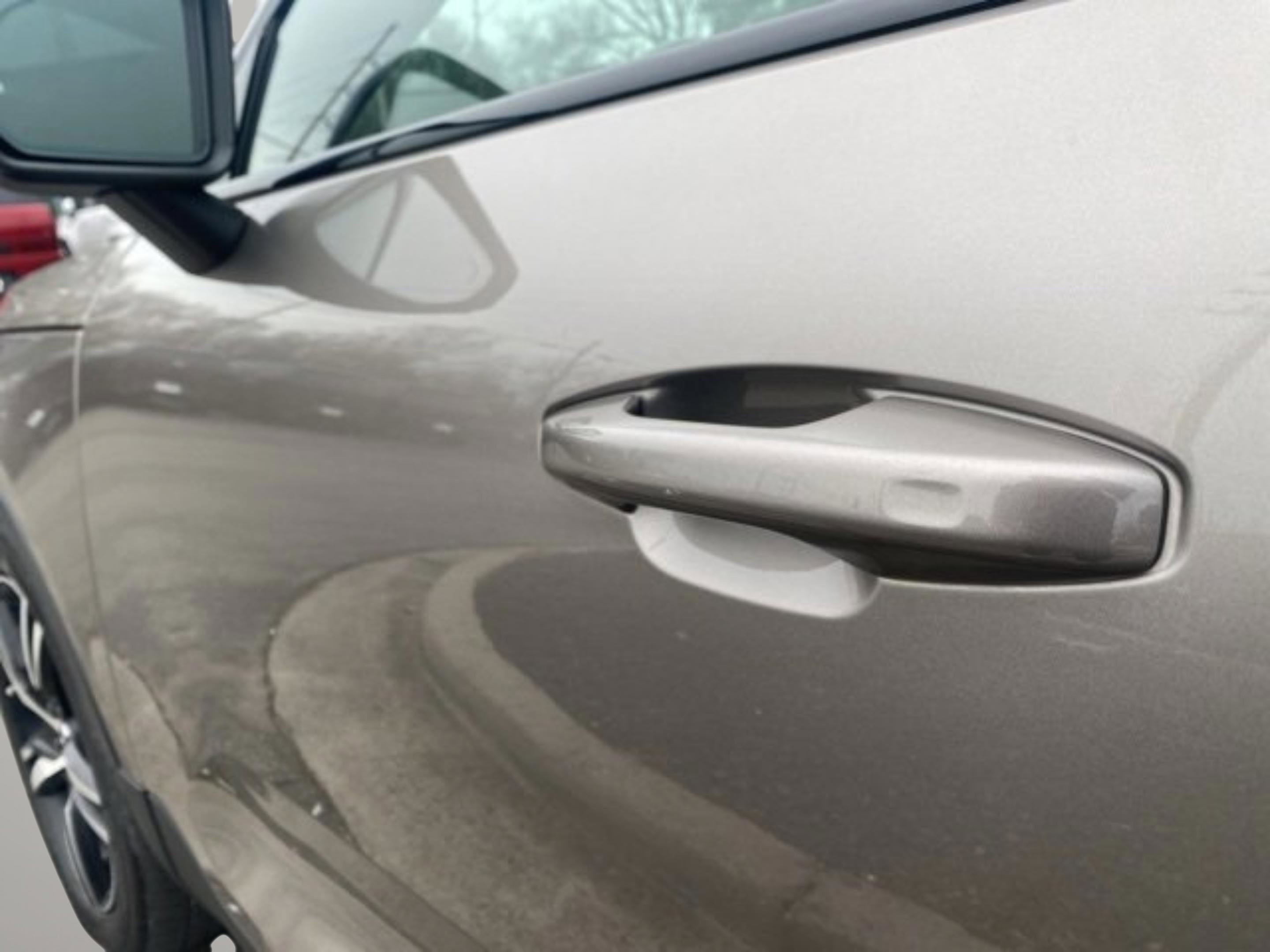 Used 2022 Volvo XC40 T4 R-Design w/ Climate Package image 12