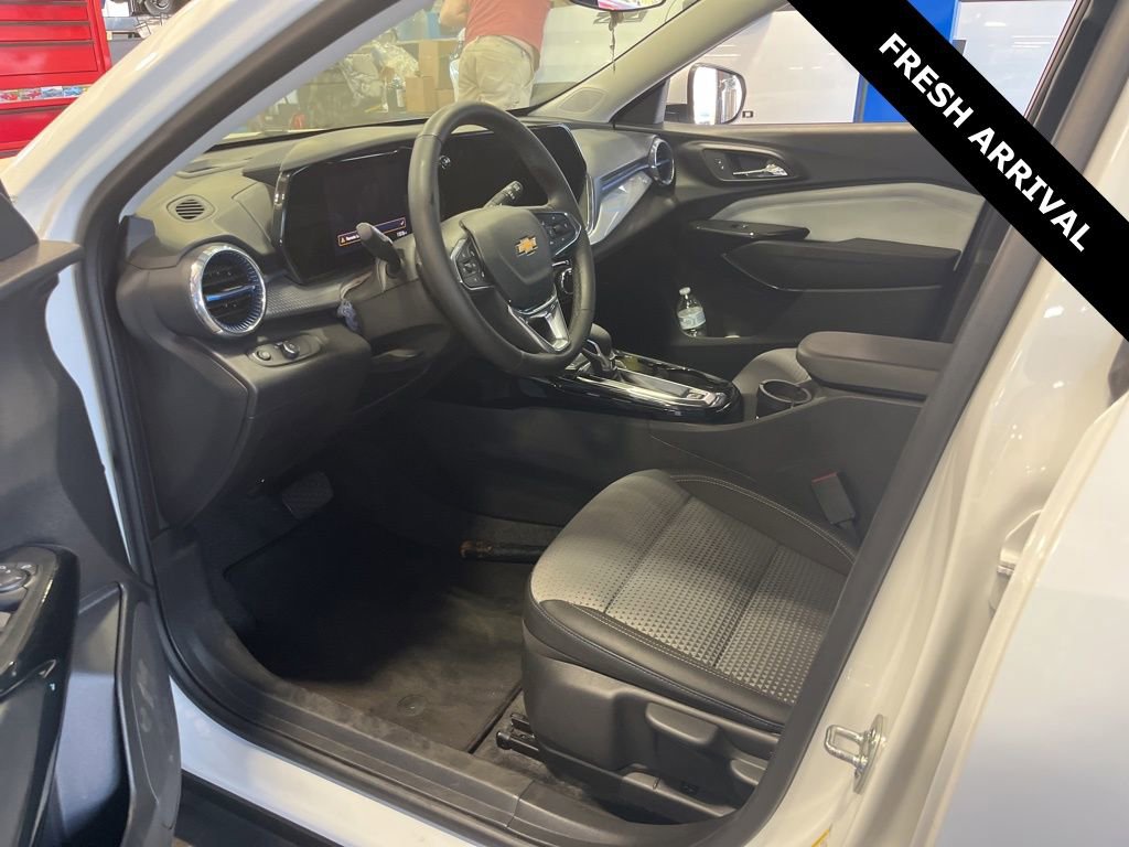 Used 2025 Chevrolet Trax LT w/ LT Convenience Package FWD image 10