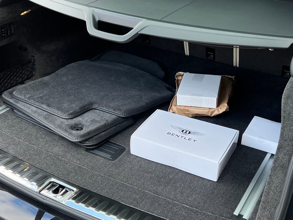 Used 2025 Bentley Bentayga image 20