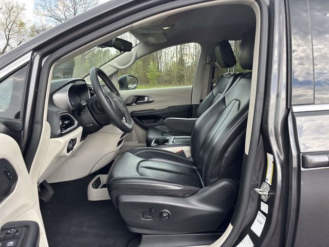 Used 2023 Chrysler Pacifica Touring-L FWD image 3