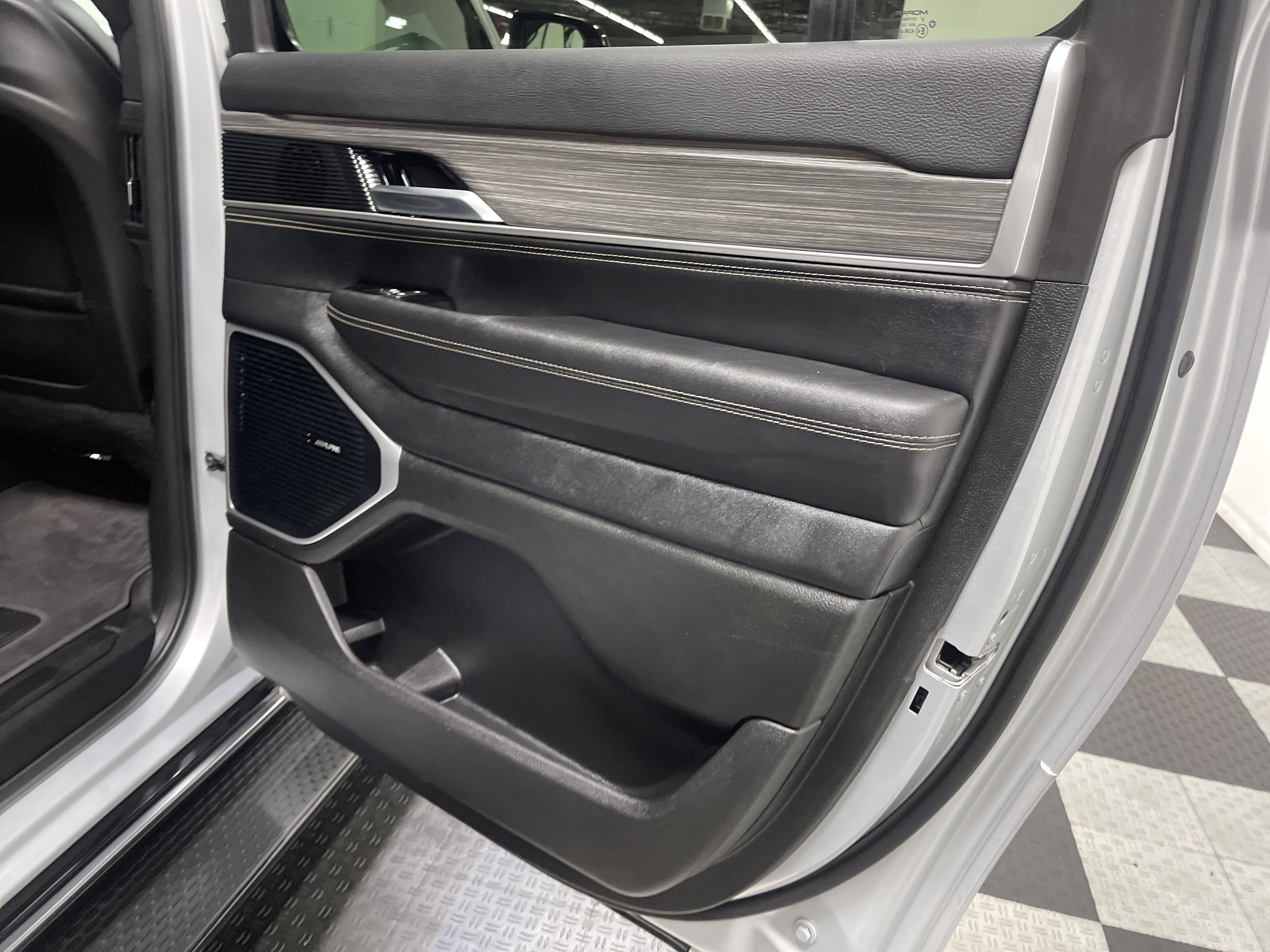 Used 2024 Jeep Wagoneer L Series II w/ Flexible Seating Group image 19