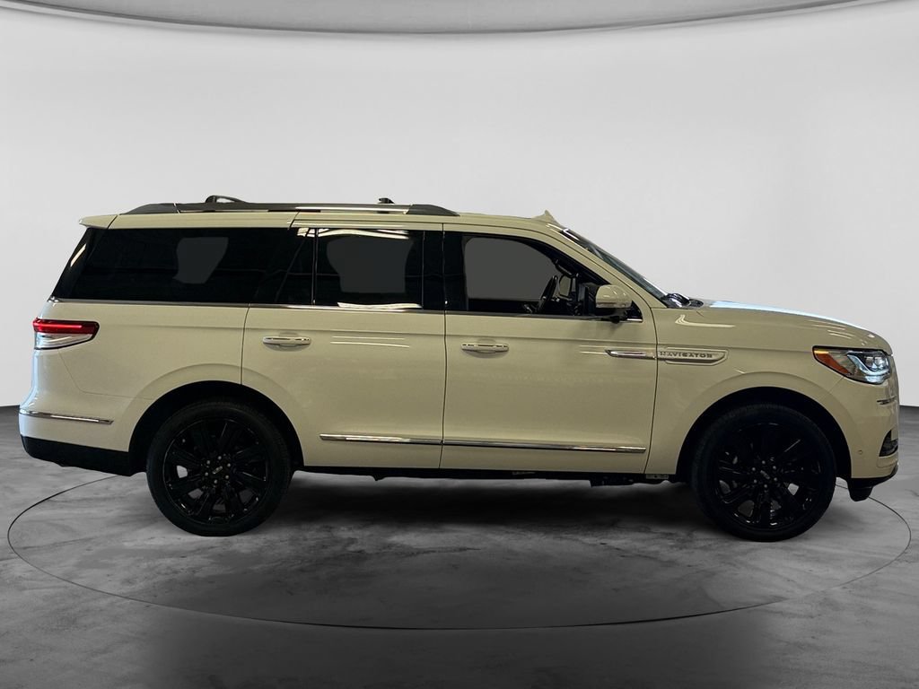 Used 2023 Lincoln Navigator Reserve AWD/4WD image 11