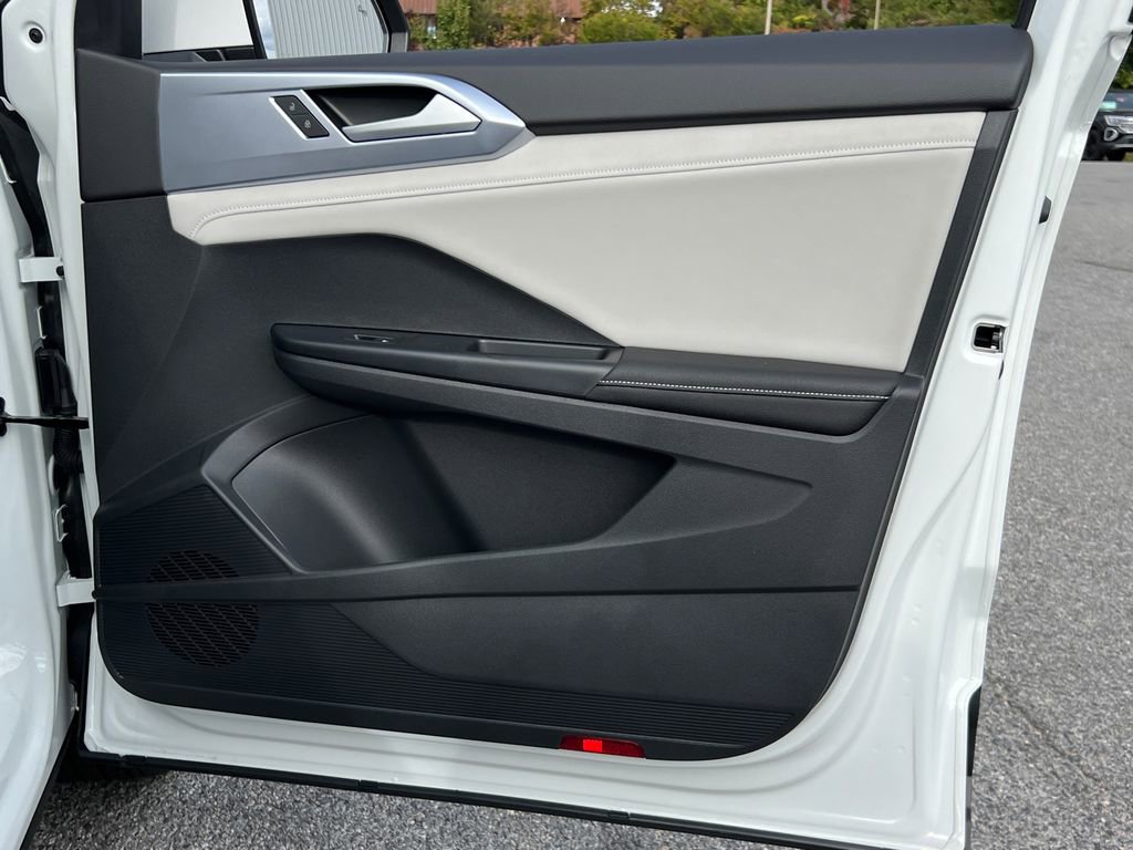 New 2025 Volkswagen Taos SE image 7
