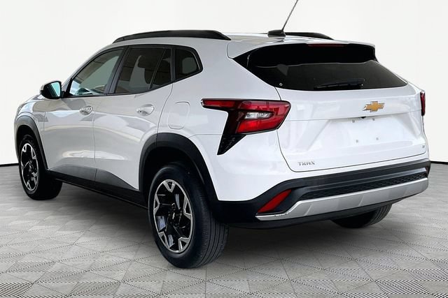 Used 2024 Chevrolet Trax LT w/ Sunroof Package FWD image 4