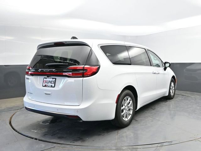 New 2027 Chrysler Pacifica Select FWD image 7