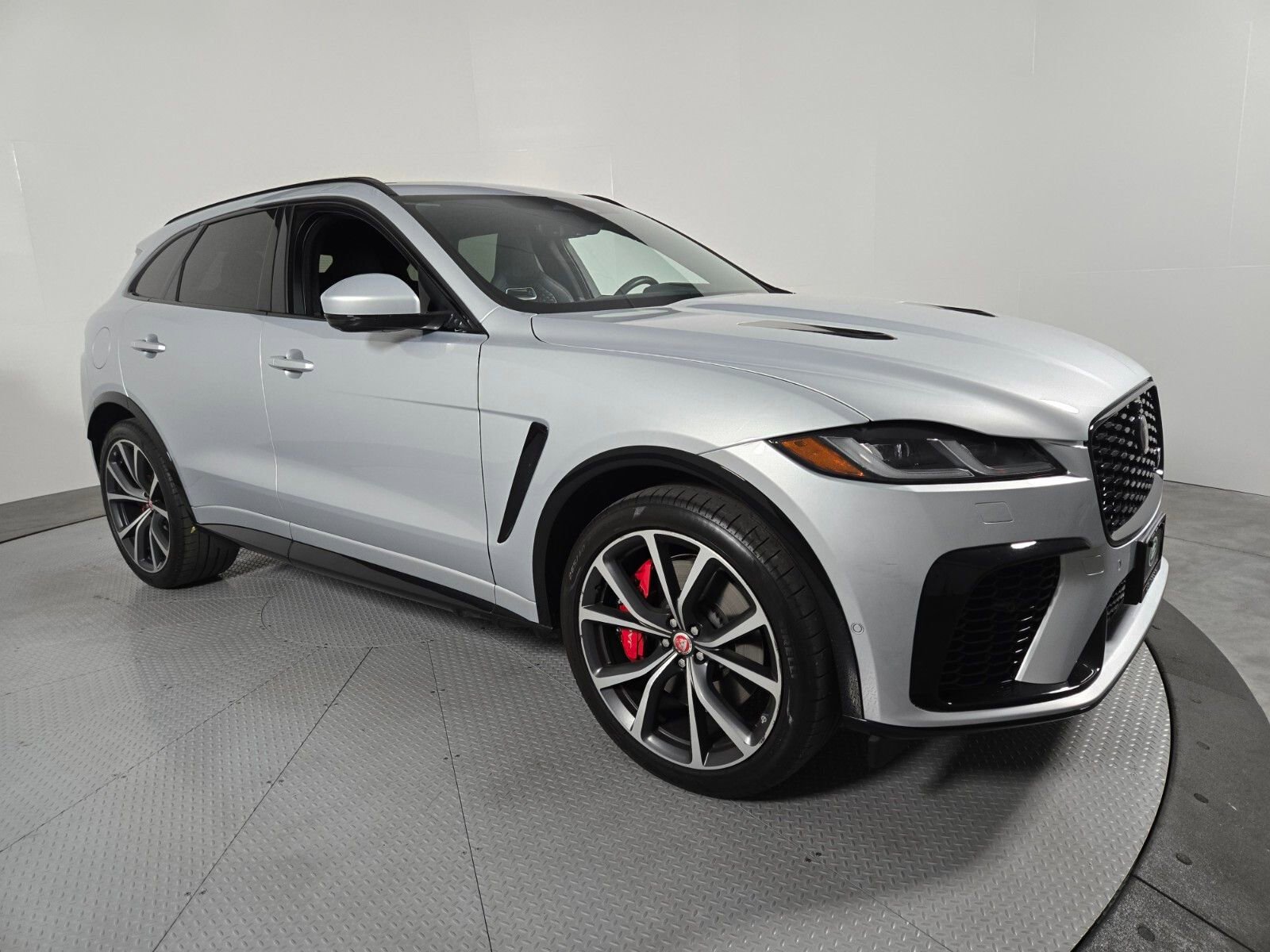 Used 2023 Jaguar F-PACE SVR image 16