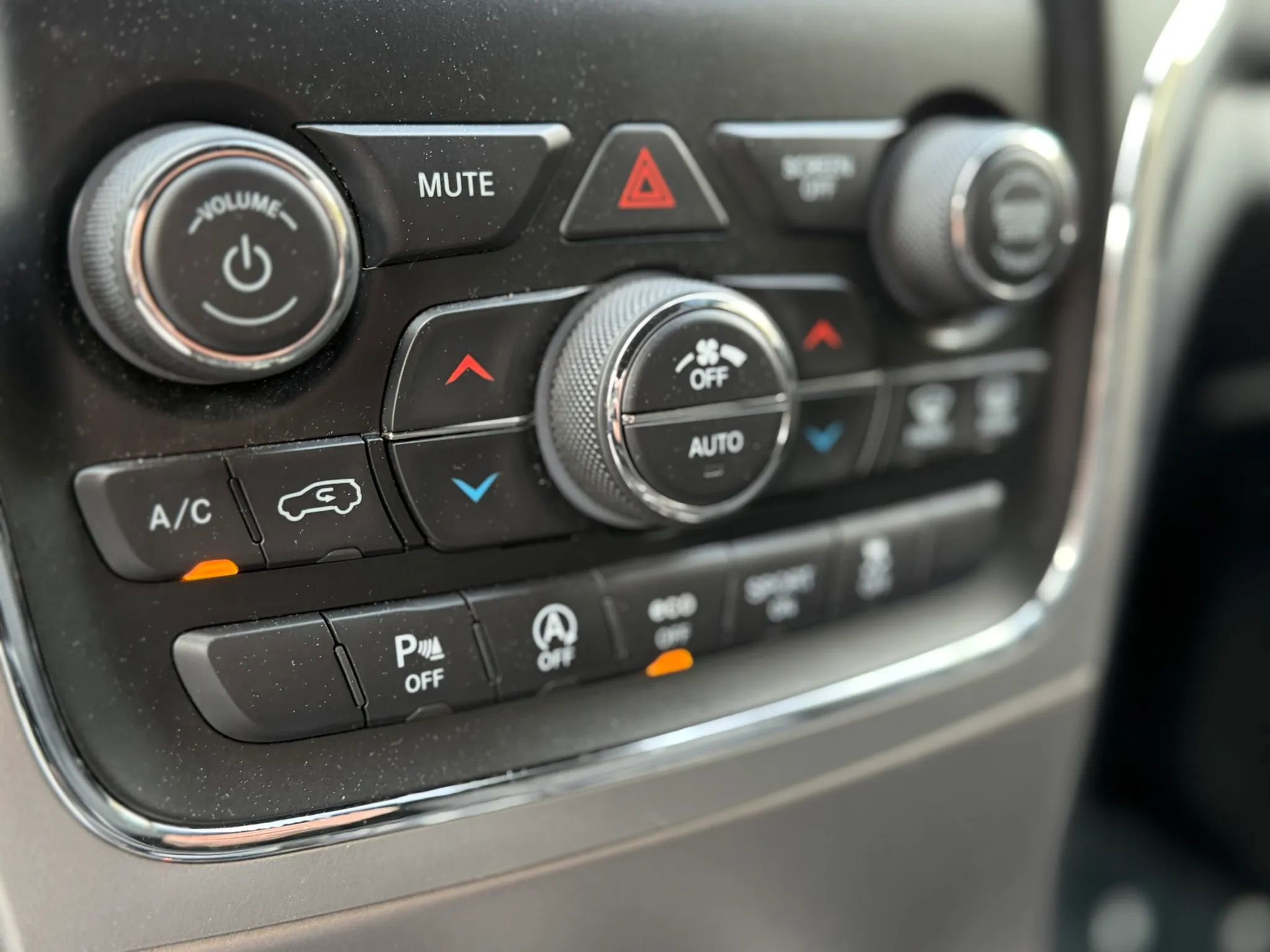 Used 2019 Jeep Grand Cherokee Laredo AWD/4WD image 32
