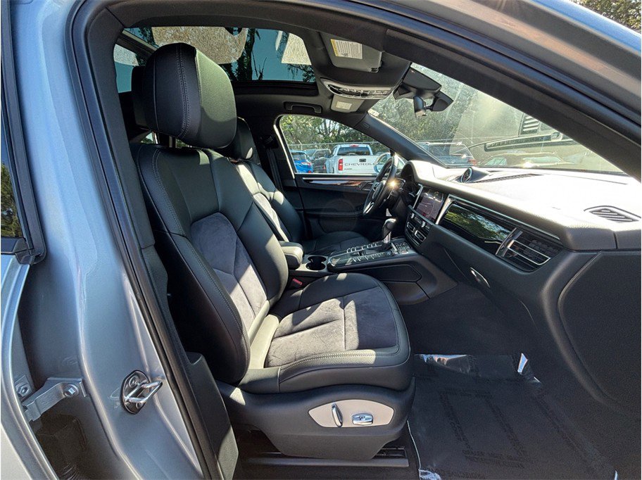 Used 2020 Porsche Macan AWD/4WD image 42