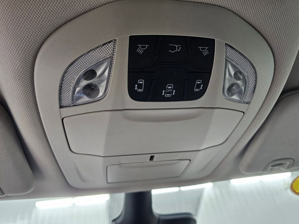 Used 2023 Chrysler Pacifica Touring-L FWD image 21