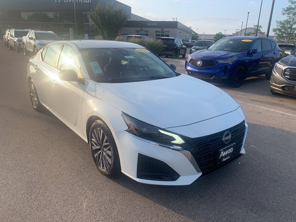 Used 2025 Nissan Altima 2.5 SV FWD image 3