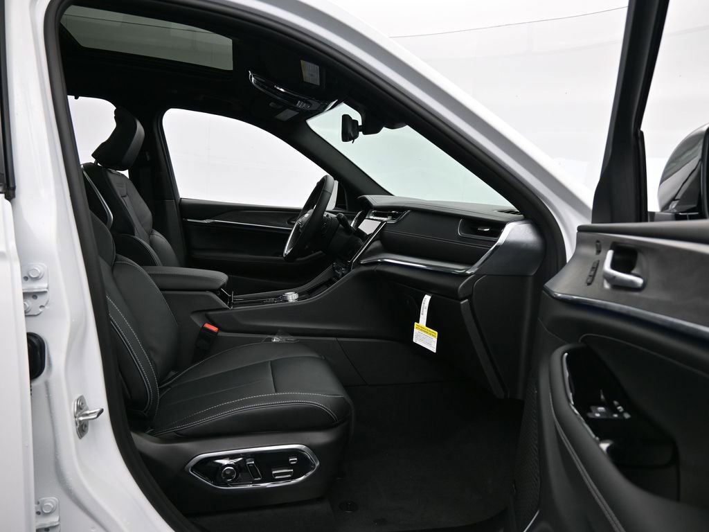 Used 2024 Jeep Grand Cherokee Overland w/ Luxury Tech Group IV image 25