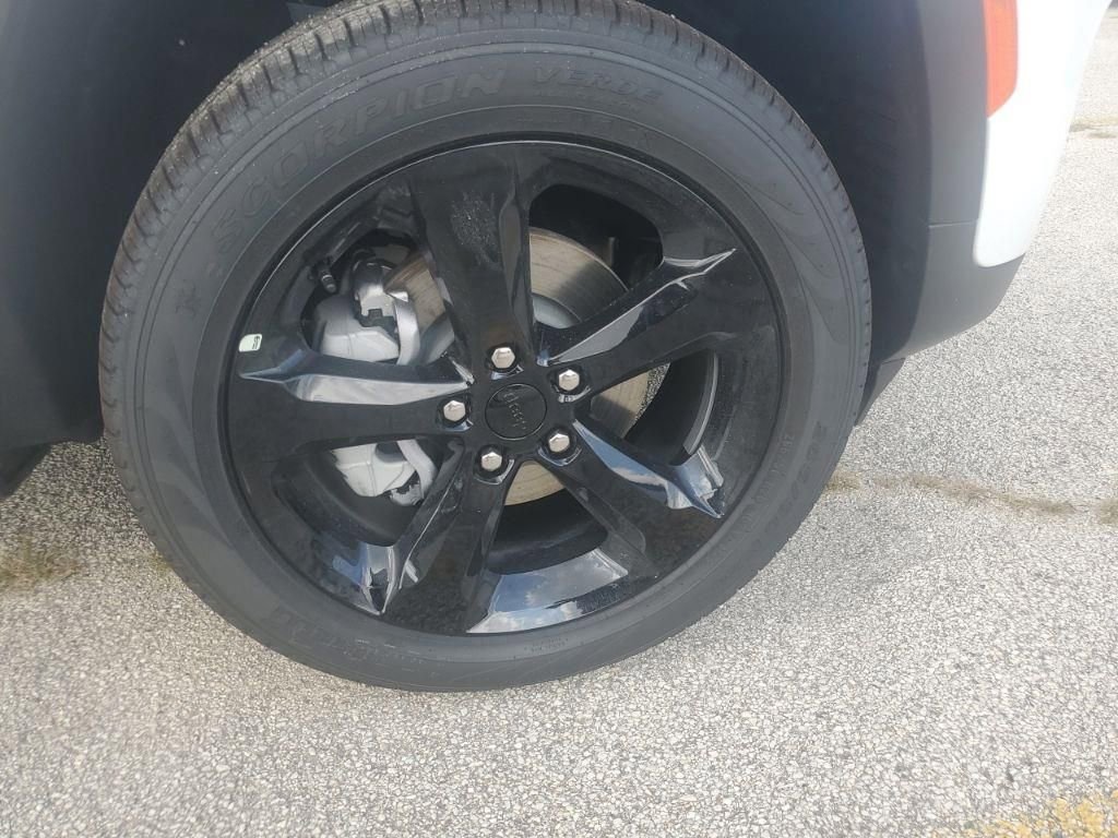 Used 2025 Jeep Grand Cherokee Limited w/ Black Appearance Package image 10