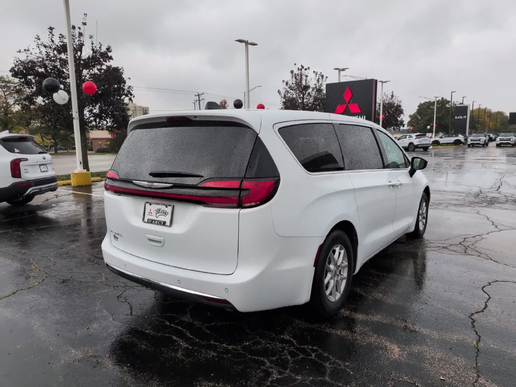 Used 2024 Chrysler Pacifica Touring-L FWD image 5