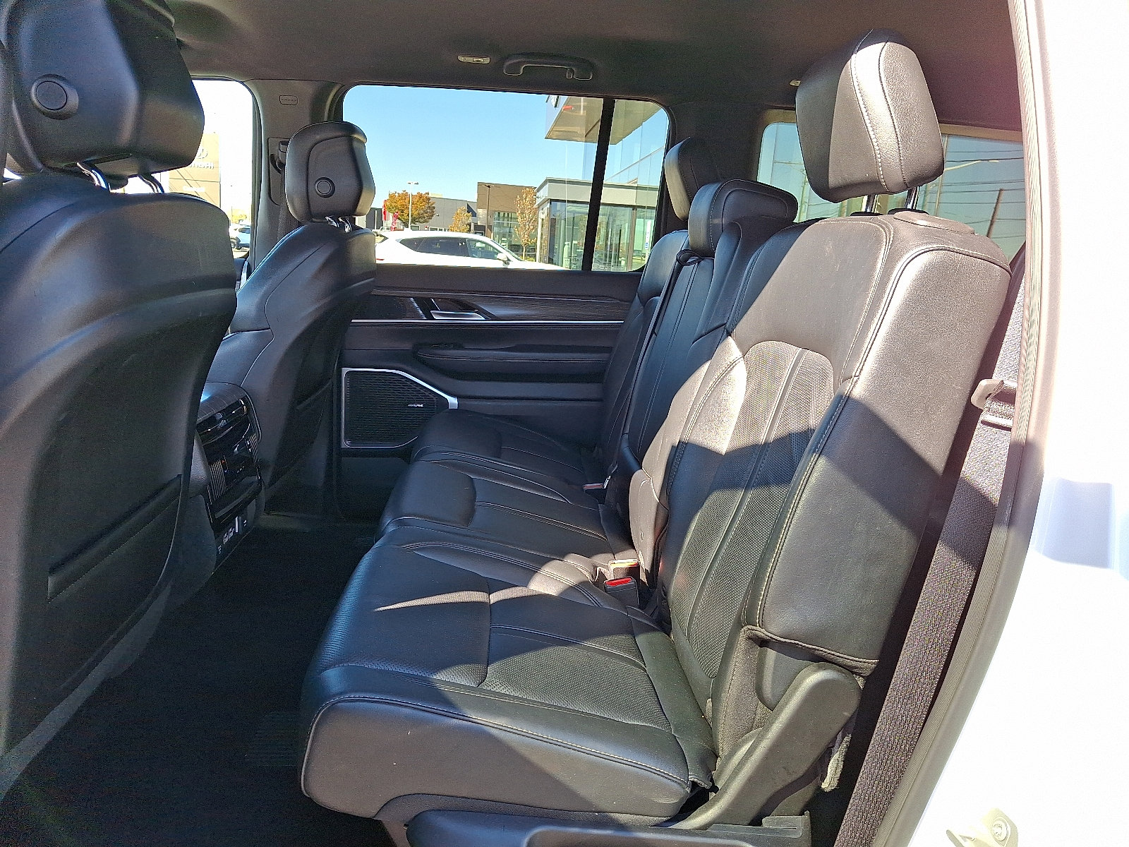 Used 2023 Jeep Wagoneer L Series II image 11