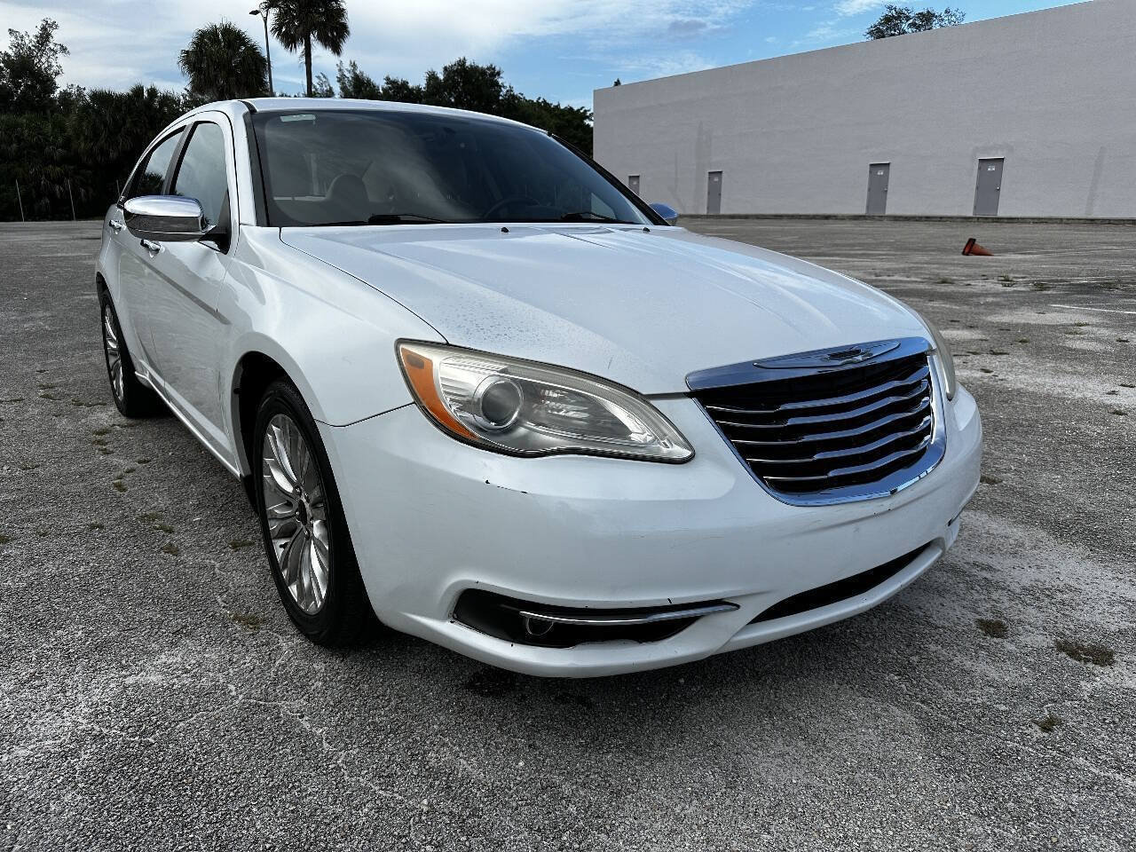 Used 2011 Chrysler 200 Limited FWD image 4