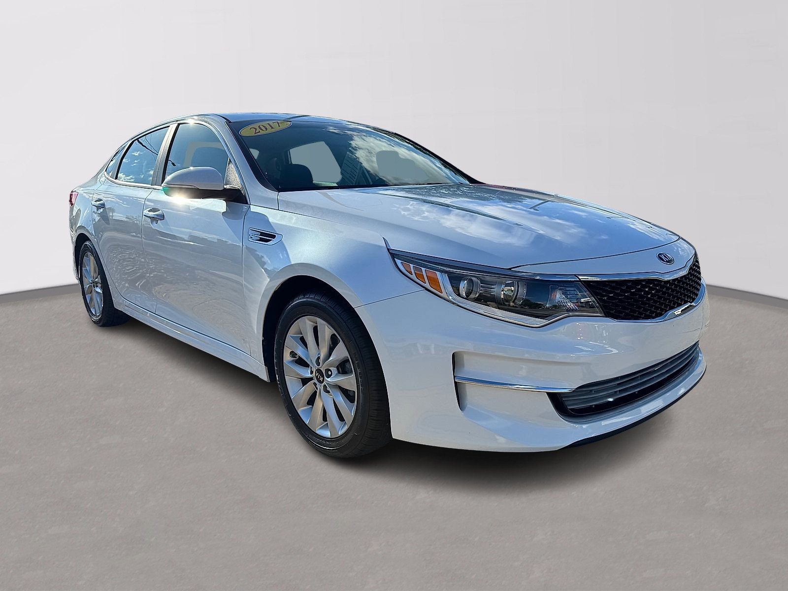 Used 2017 Kia Optima LX FWD image 3