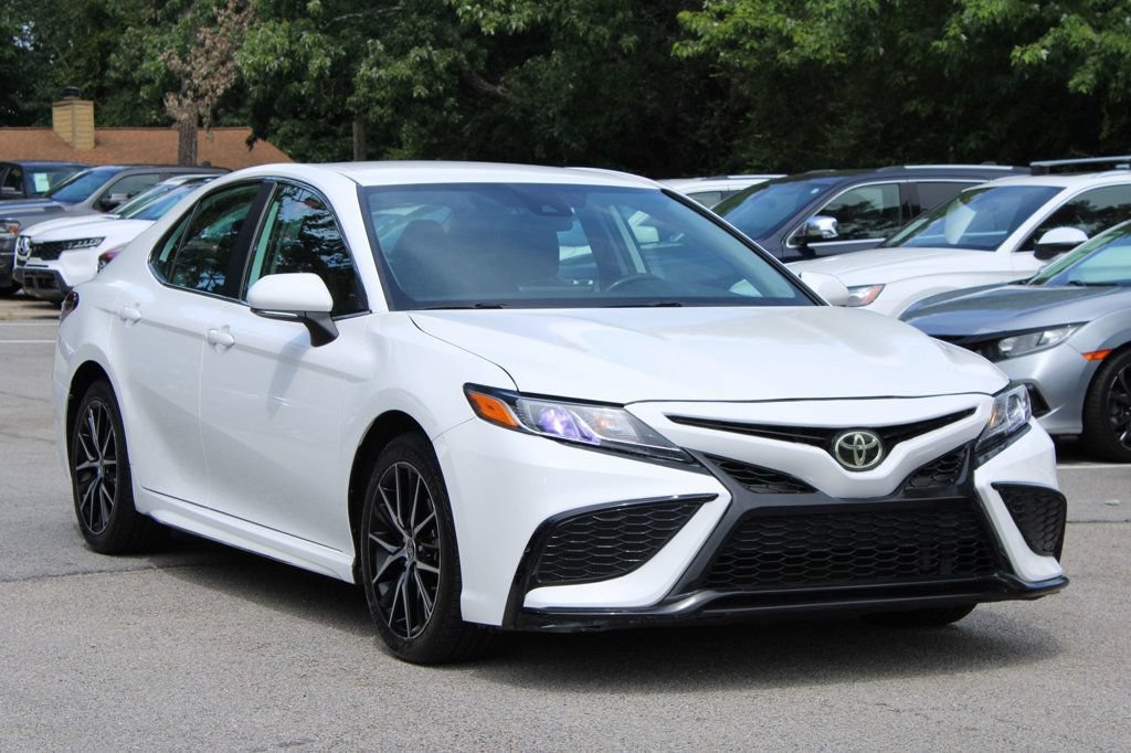 Used 2023 Toyota Camry SE FWD image 1
