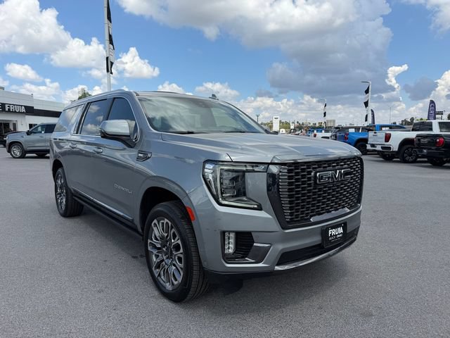 Used 2023 GMC Yukon XL Denali Ultimate AWD/4WD image 3