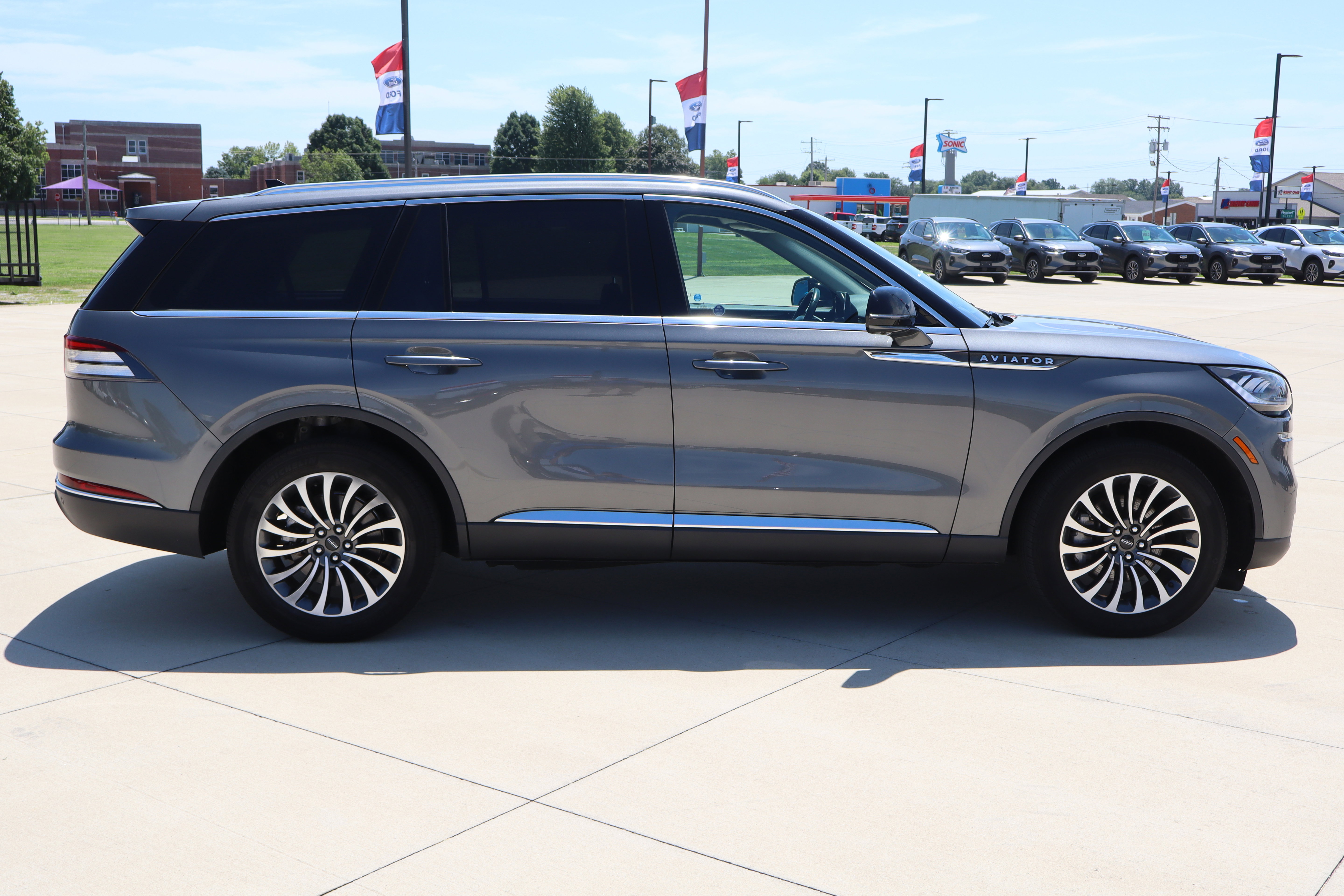 Used 2023 Lincoln Aviator Reserve AWD/4WD image 5
