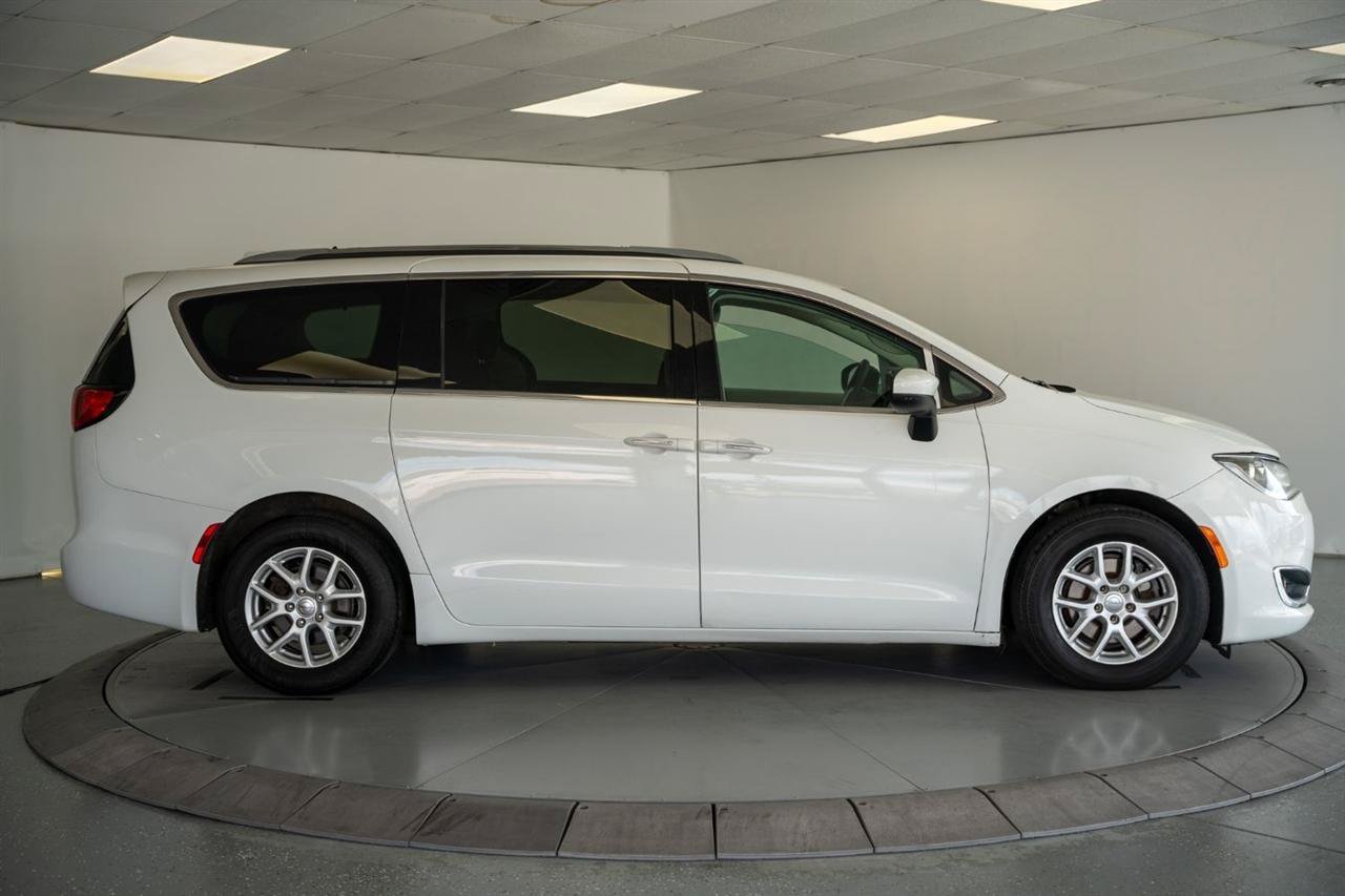 Used 2020 Chrysler Pacifica Touring-L FWD image 7