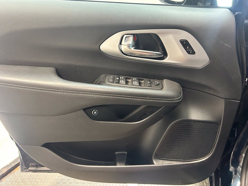 Used 2025 Chrysler Pacifica Premium FWD image 11