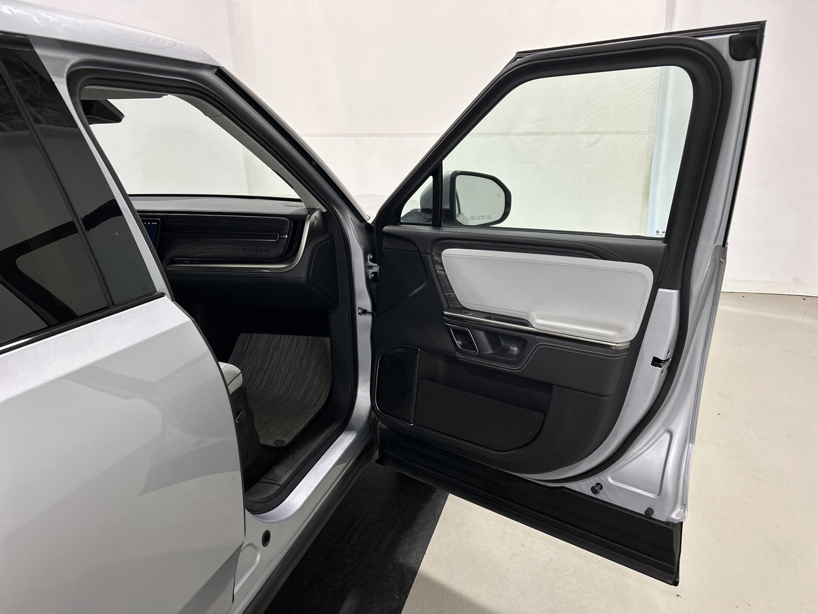 Used 2022 Rivian R1T Adventure image 18