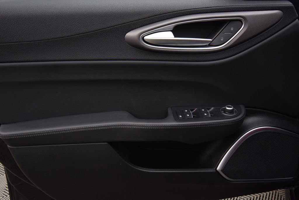 Used 2022 Alfa Romeo Giulia Veloce image 28