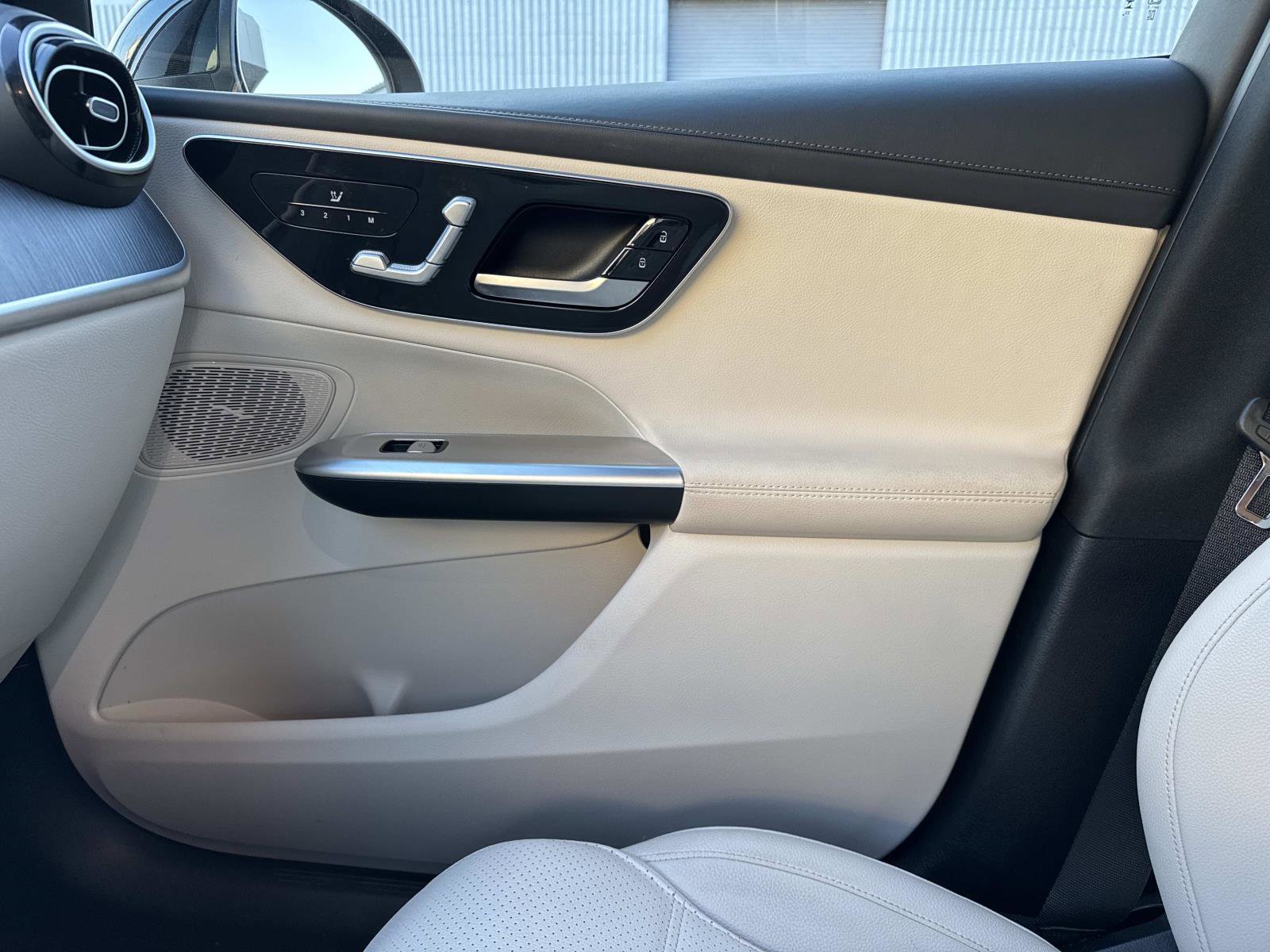 Used 2024 Mercedes-Benz GLC 300 4MATIC image 23