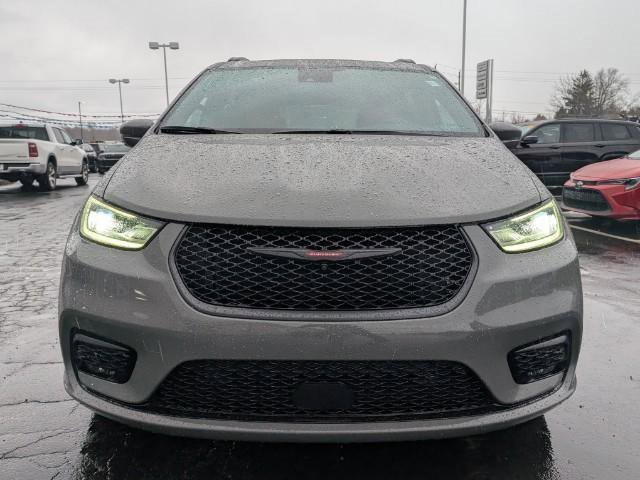 Used 2021 Chrysler Pacifica Limited w/ Uconnect Theater Family Group image 12