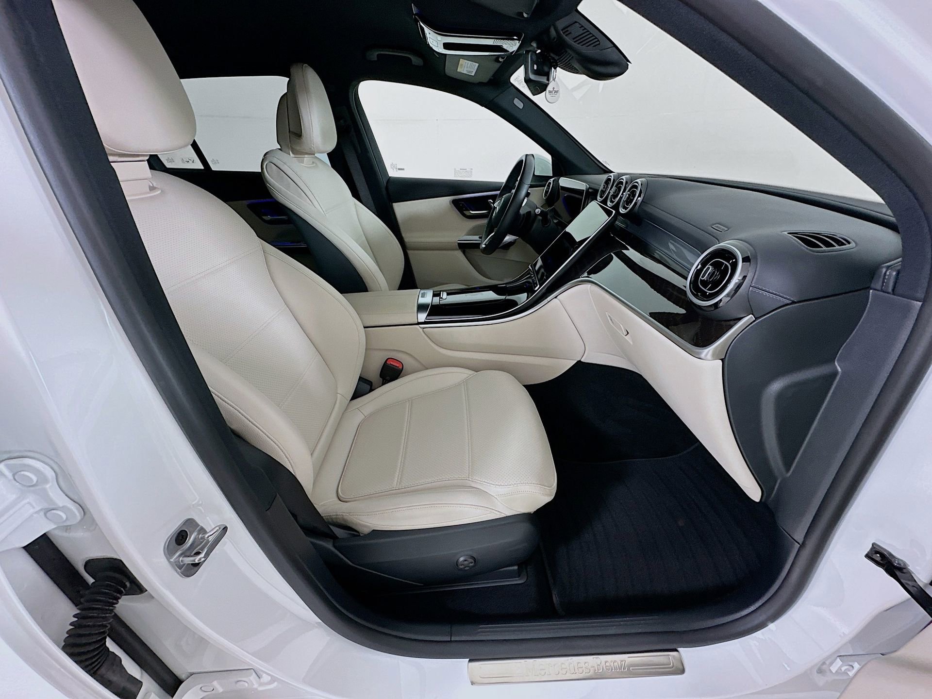 Certified 2025 Mercedes-Benz GLC 300 4MATIC image 29