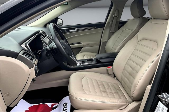 Used 2017 Ford Fusion SE w/ Fusion SE Technology Package image 21