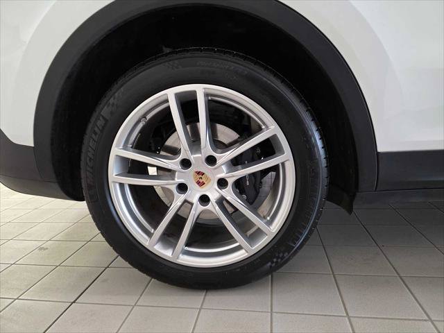 Used 2023 Porsche Cayenne AWD/4WD image 16