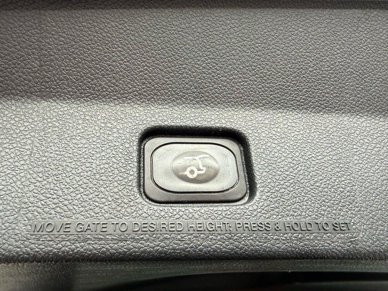 Used 2018 Ford Explorer XLT w/ Equipment Group 202A FWD image 17