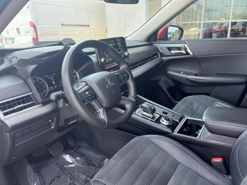 Used 2024 Mitsubishi Outlander SE image 9