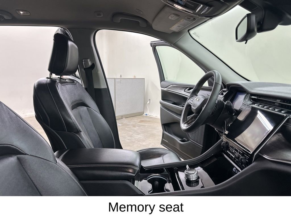 Used 2023 Jeep Grand Cherokee Limited w/ Black Appearance Package image 24