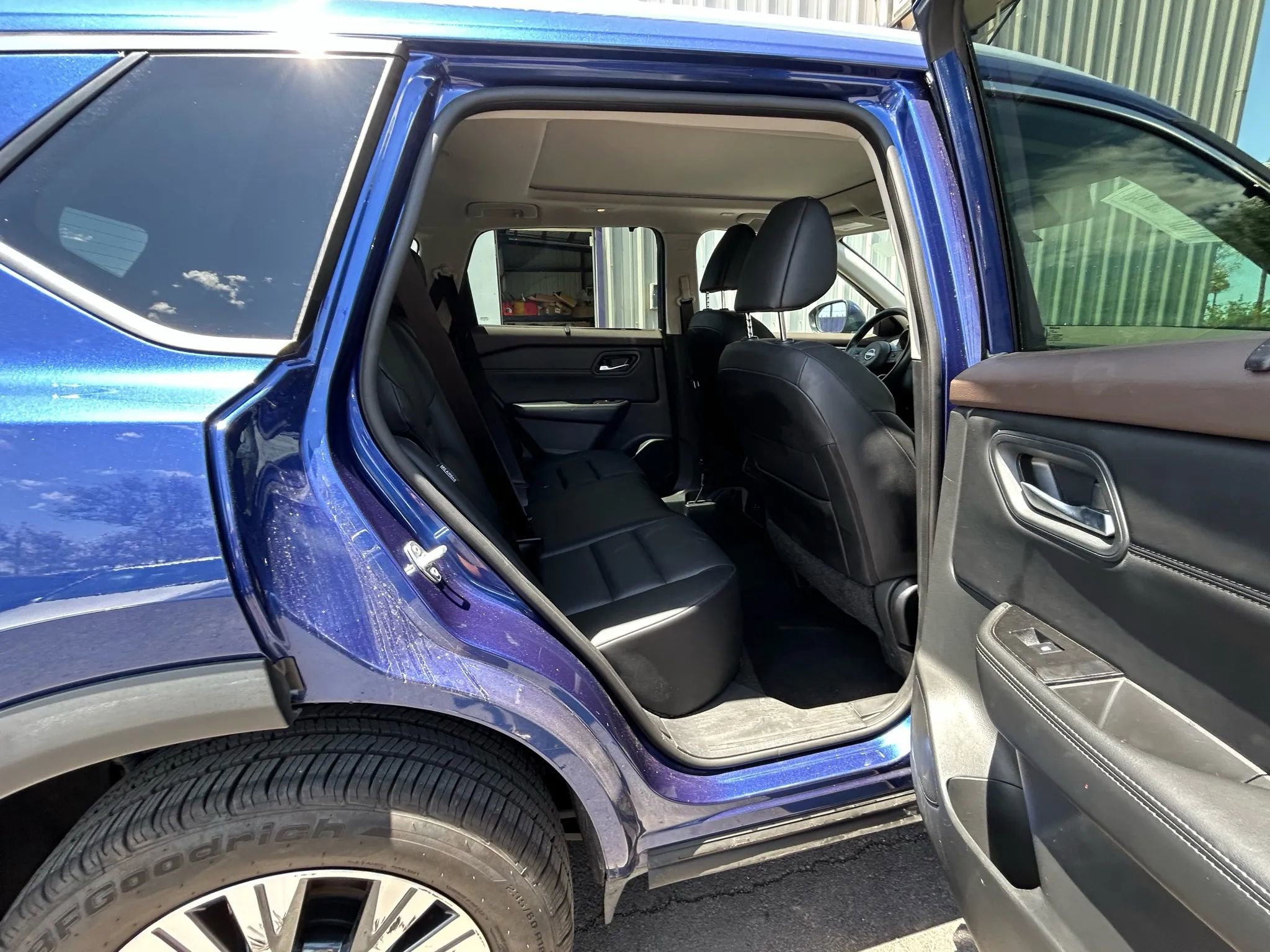 Used 2023 Nissan Rogue SV w/ SV Premium B Package image 15