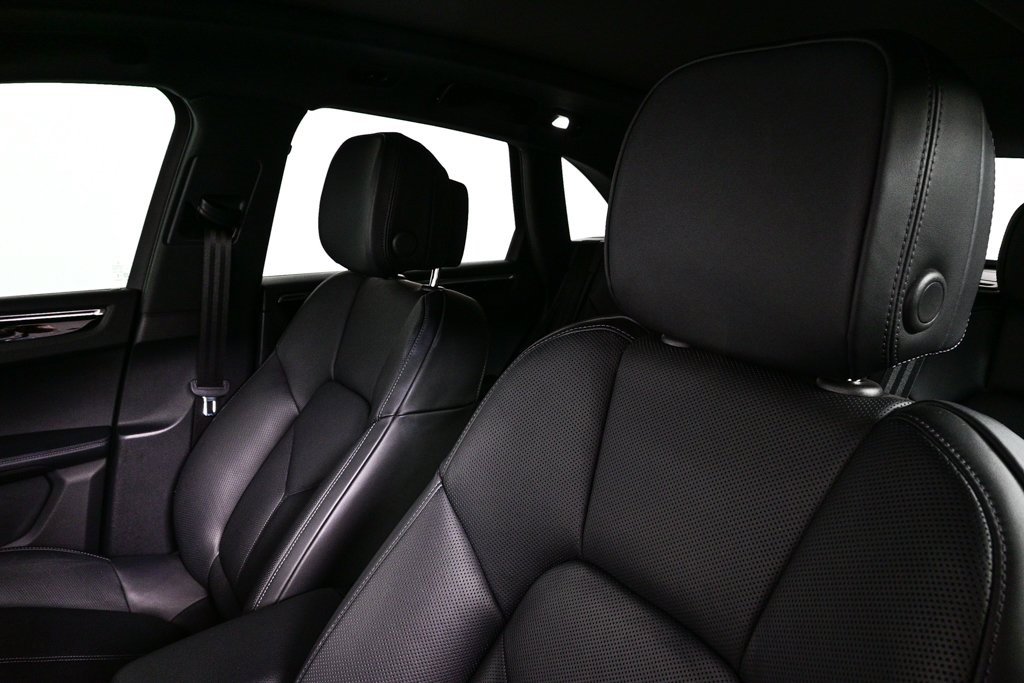 Certified 2025 Porsche Macan image 5