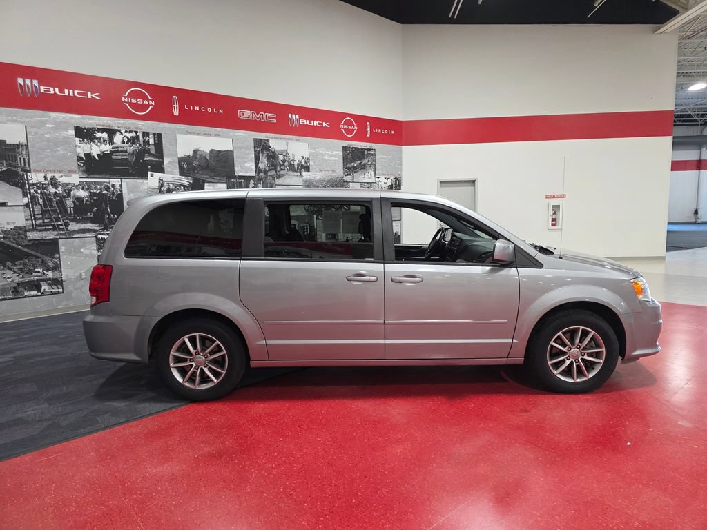 Used 2016 Dodge Grand Caravan SE FWD image 2