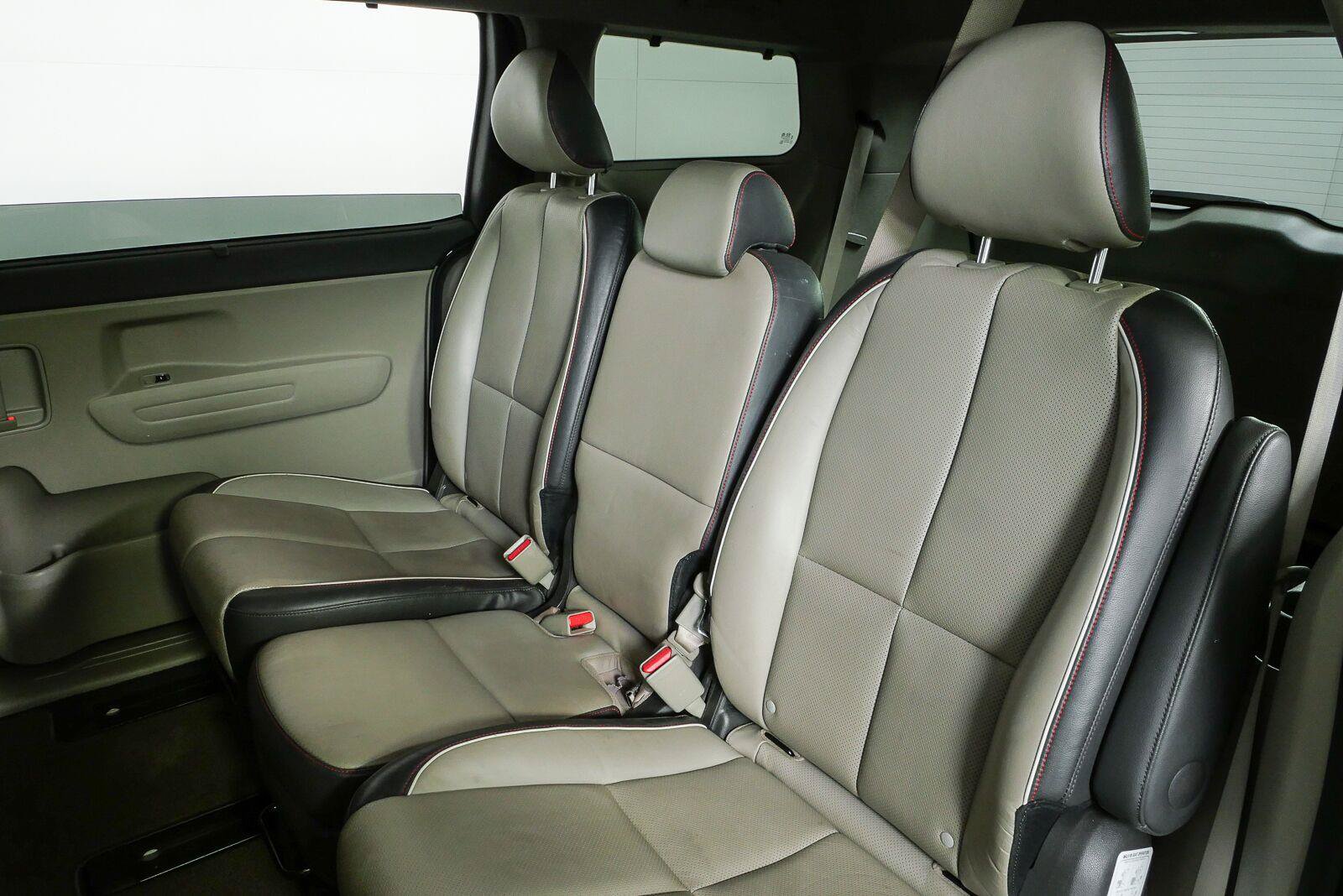 Used 2017 Kia Sedona LX w/ LX Essentials Premium Package FWD image 17
