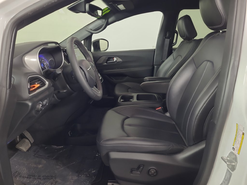 Used 2025 Chrysler Pacifica Select FWD image 18