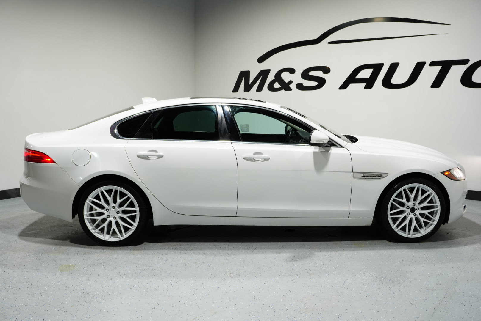 Used 2016 Jaguar XF Premium image 6