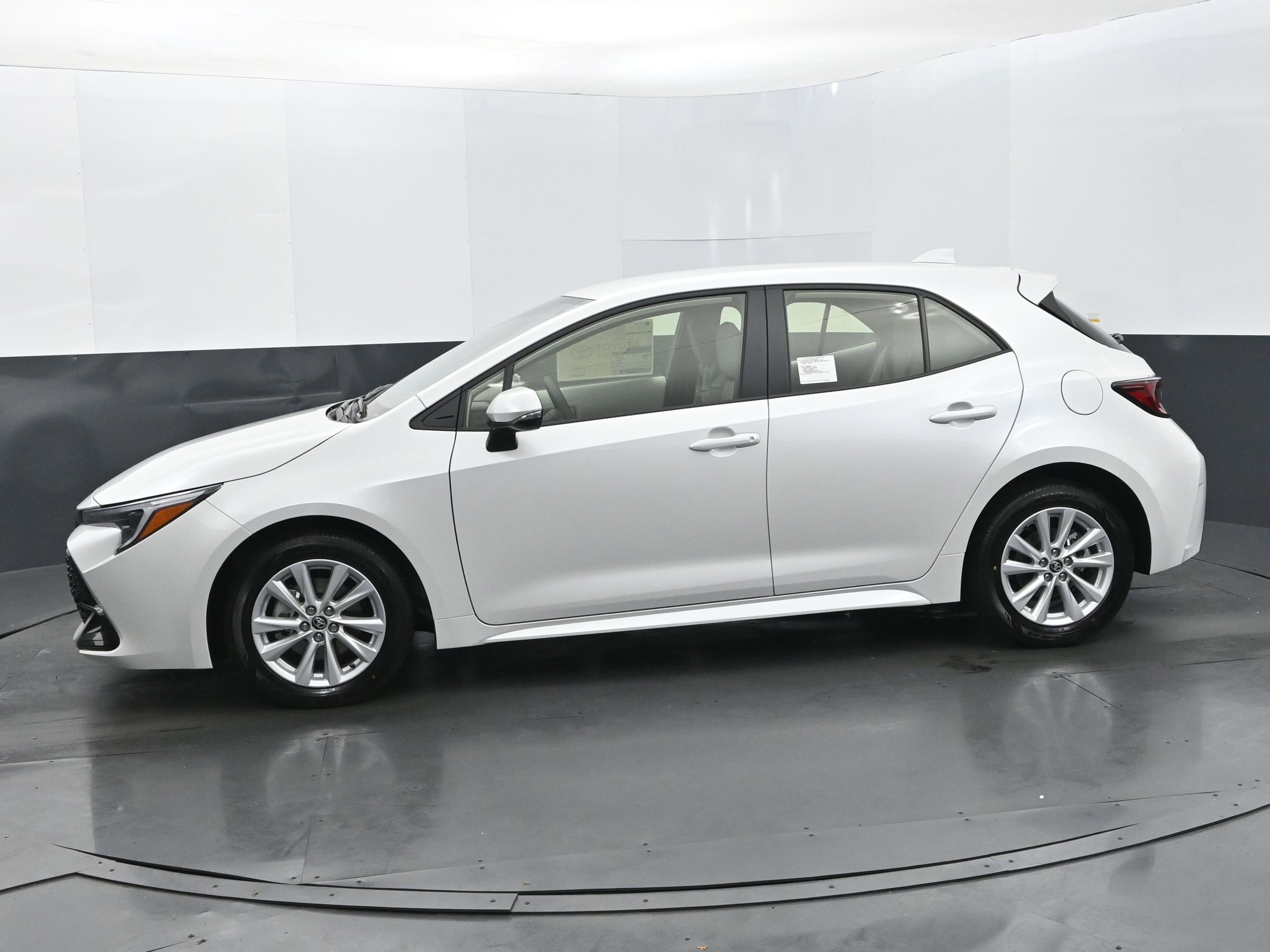 Used 2025 Toyota Corolla SE image 2