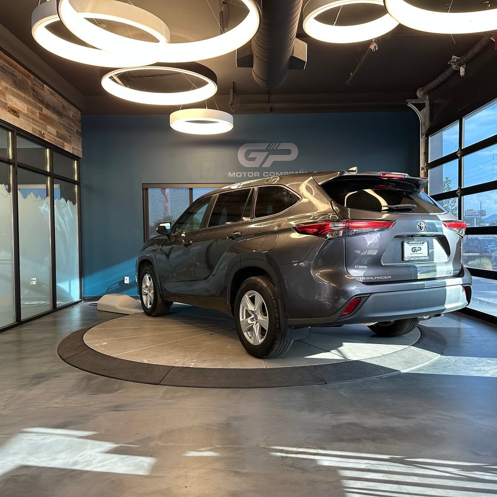 Used 2023 Toyota Highlander LE AWD/4WD image 4